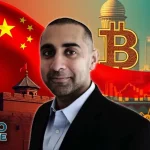 Retrato del visionario Balaji Srinivasan, con símbolos de China y criptomonedas de fondo.