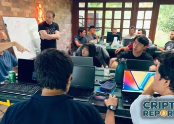 Estudiantes participando en el Plan B Winter School en El Salvador, recibiendo mentoría de expertos en desarrollo de Bitcoin.